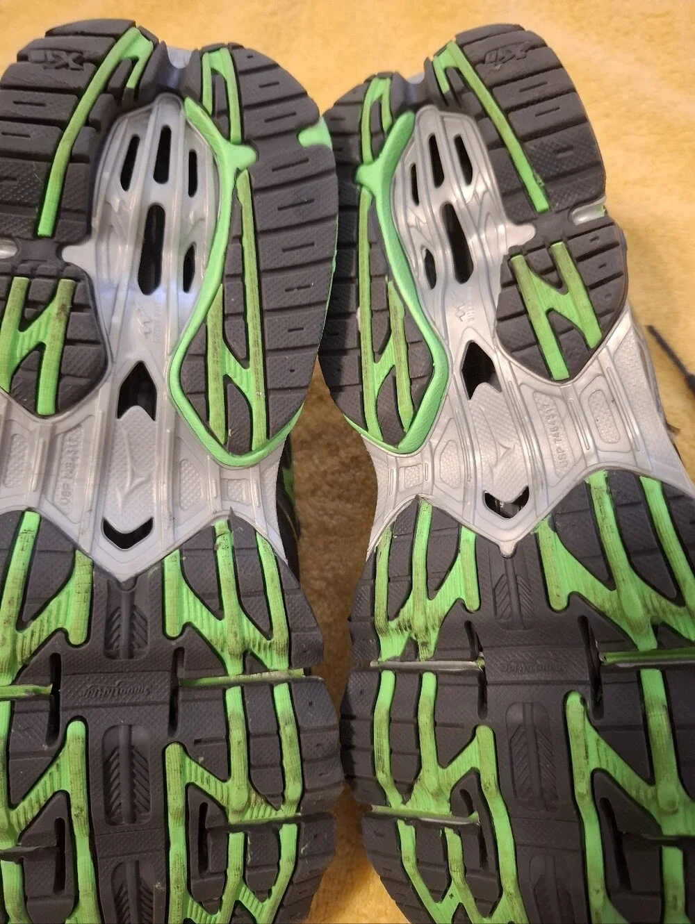 Mizuno grey neon